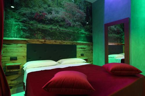 エーボリにあるAlcova Suite&Relaxのベッドルーム1室(壁に絵画が描かれた大型ベッド1台付)
