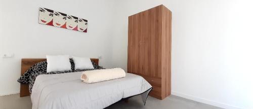 una camera con letto e armadio in legno di Melrouse Place House a Pontevedra