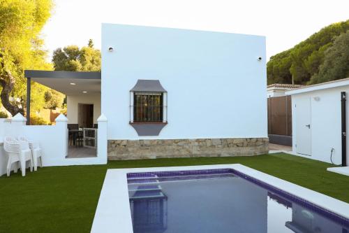 un cortile con piscina e una casa di Casa La Herradura 2 a Vejer de la Frontera