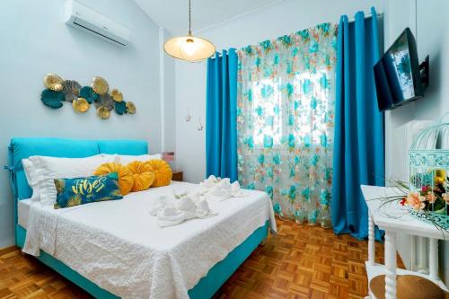 1 dormitorio azul con 1 cama y cortinas azules en yiayia and papou Luxury House, en Limenas