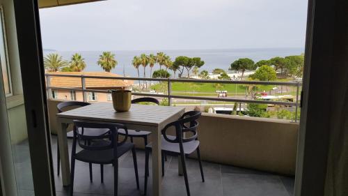 d'une table et de chaises sur un balcon avec vue sur l'océan. dans l'établissement Nice: Bel Appartement Vue Mer avec Grande Terrasse, à Nice