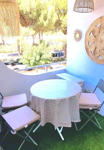 une table, deux chaises, une table et des chaises dans l'établissement Studio Cocoon La Grande Motte, à La Grande Motte