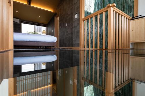 a room with a mirrored floor and wooden walls at 京恋 竹林邸 in Kyoto