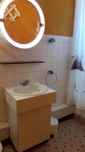 une salle de bain avec un lavabo et un miroir dans l'établissement Quartier ARAGO - Appartement spacieux et lumineux, à Les Sables-dʼOlonne