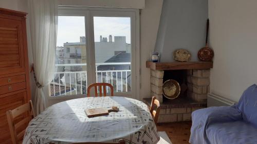 une pièce avec une table et une fenêtre avec vue dans l'établissement Quartier ARAGO - Appartement spacieux et lumineux, à Les Sables-dʼOlonne