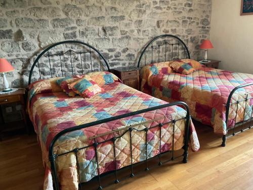 מיטה או מיטות בחדר ב-A l oree du bois