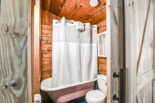 uma casa de banho com um WC e uma cortina de chuveiro em Kuebel's Kabin em Prattsburg