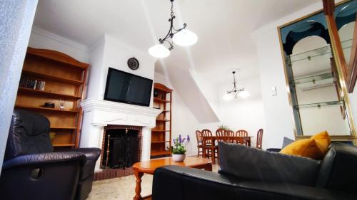 a living room with a fireplace and a tv at Apartamento completo Alhaurín de la Torre in Alhaurín de la Torre