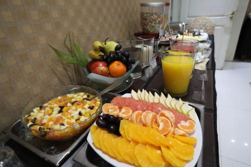 un buffet di cibi con frutta e bevande su un bancone di HR Esmeralda Luxor a Buenos Aires