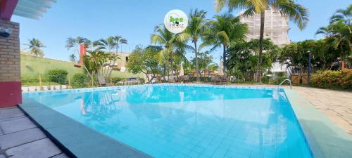 una piscina con un frisbee volando sobre ella en COPDS0104 - Tranquilidade em condomínio particular, en Salvador