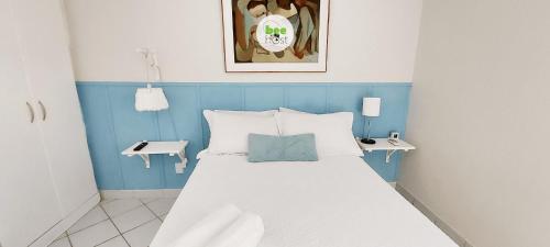 Cama en habitación pequeña con azul y blanco en COPDS0104 - Tranquilidade em condomínio particular, en Salvador