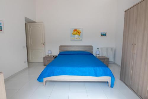 - une chambre avec un lit et une couverture bleue dans l'établissement IL NIDO DEGLI ANGELI, à Ravello