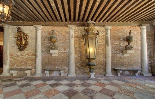 a room with two benches and a lamp and a brick wall at DOGE STAIR, gorgeous in Venice