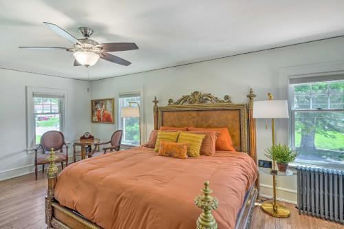 - une chambre avec un grand lit et un ventilateur de plafond dans l'établissement Historic Illinois Home Near Mississippi River, à Savanna