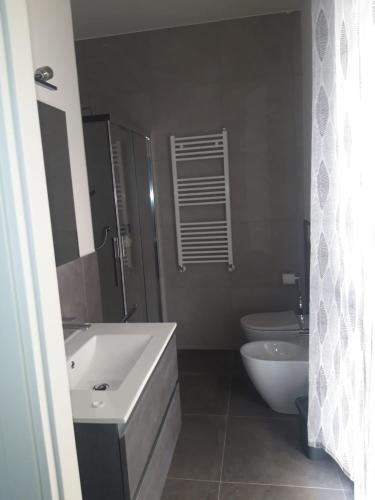 La salle de bains est pourvue d'un lavabo, d'une baignoire et de toilettes. dans l'établissement Casa Mare, à Misano Adriatico