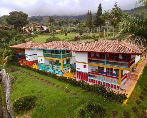 einen Ausblick über ein farbenfrohes Haus in der Unterkunft Cabaña Filo de Oro, jardín in Jardin
