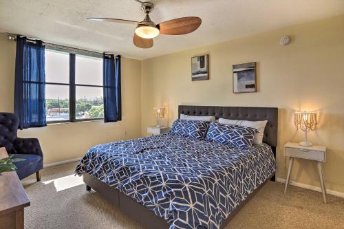 Llit o llits en una habitació de Convenient Clearwater Condo Less Than 4 Mi to Beach!