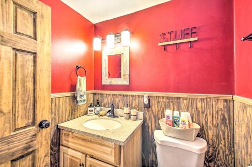 baño con lavabo y pared roja en The Dodge Lodge Steps to Massanutten Adventures!, en McGaheysville