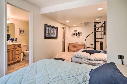 um quarto com 2 camas e uma casa de banho com uma escada. em Secluded Prescott Home Less Than 2 Mi to Whiskey Row! em Prescott
