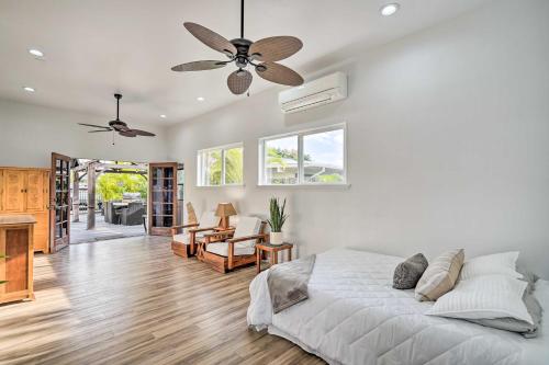1 dormitorio con 1 cama y ventilador de techo en Sunny Kailua Home with Covered Lanai 1 Mi to Beach! en Kailua