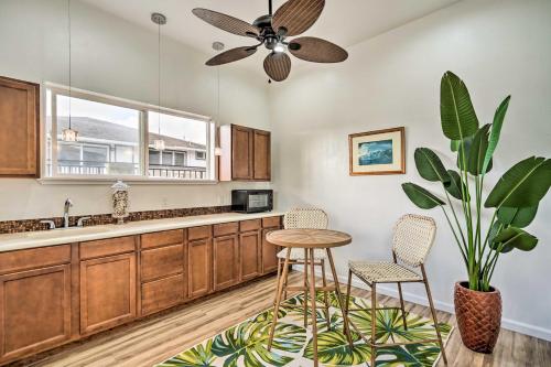 Kuchyň nebo kuchyňský kout v ubytování Sunny Kailua Home with Covered Lanai 1 Mi to Beach!