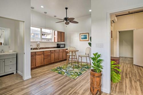 Kuchyň nebo kuchyňský kout v ubytování Sunny Kailua Home with Covered Lanai 1 Mi to Beach!