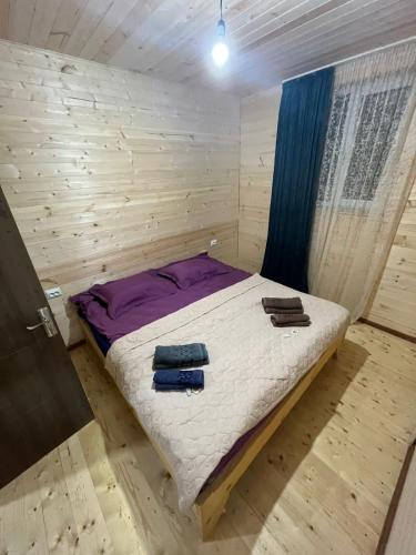 Ein Bett oder Betten in einem Zimmer der Unterkunft guest house caucasioni