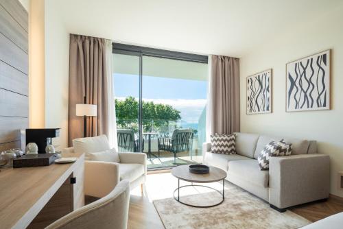 a living room with a couch and a table at Attica21 Vigo 4 Superior in Vigo