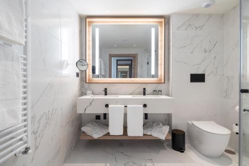 a white bathroom with a sink and a mirror at Attica21 Vigo 4 Superior in Vigo