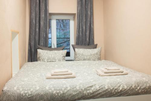 1 dormitorio con 1 cama con 2 toallas en Le Rotche III en La-Roche-en-Ardenne