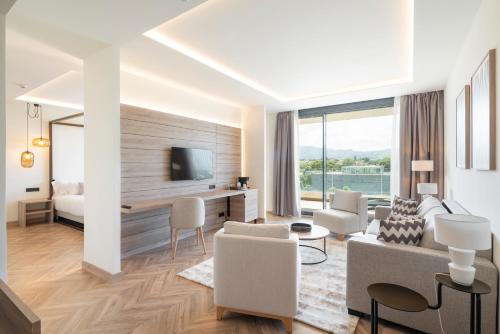a living room with a couch and a tv at Attica21 Vigo 4 Superior in Vigo