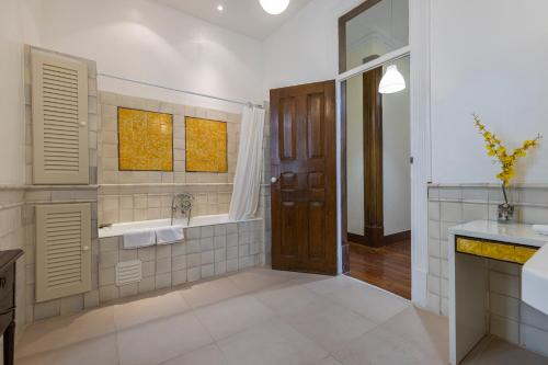 bagno con vasca, lavandino e doccia di Saldanha Charming Palace a Lisbona