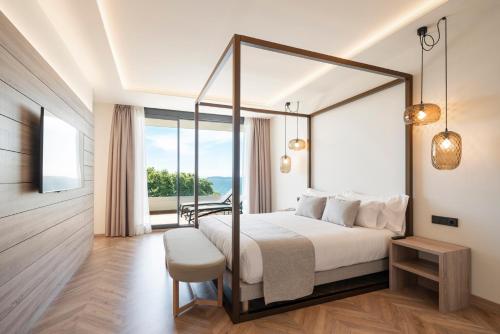 een slaapkamer met een groot bed en een groot raam bij Attica21 Vigo 4 Superior in Vigo