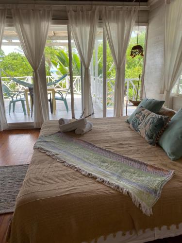 Katil atau katil-katil dalam bilik di Islander House on Rocky Cay Beach