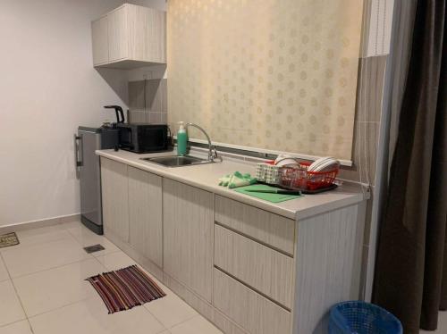 Dapur atau dapur kecil di Glossy Homestay Marina Island