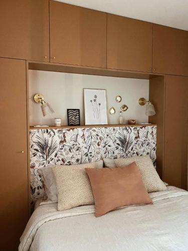 a bedroom with a large bed with a floral headboard at Appartement Biarritz hypercentre calme, plage à 350m in Biarritz