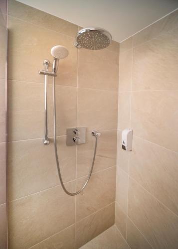 una ducha con cabezal de ducha en un baño en Lodges at Flimwell Park, en Ticehurst