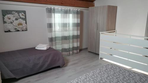 sypialnia z łóżkiem i komodą w obiekcie Appartamento - Lo Stagnone w mieście Marsala