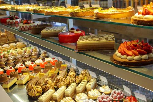 a bakery filled with lots of different types of cakes at La Ruche in Rolleboise