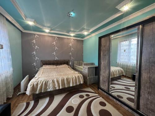 Postel nebo postele na pokoji v ubytování Large, sunny 2nd floor with separate enterance.