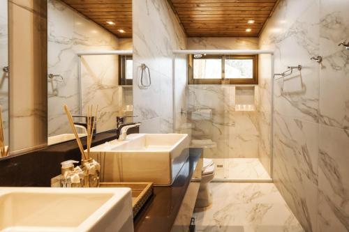 a bathroom with a sink and a shower at Discovery Canyon in Praia Grande