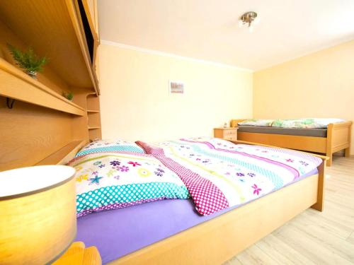 sypialnia z łóżkiem w pokoju w obiekcie Cozy holiday apartment on a farm in North Rhine Westphalia w mieście Jüchen