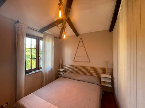 una piccola camera con letto e finestra di Casa di Alba a Cannigione
