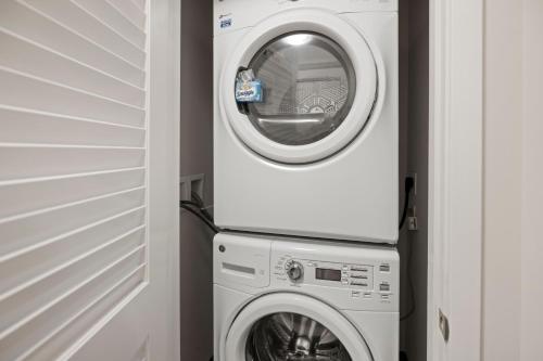 a washing machine and a dryer in a room at Placemakr Premier SoBro in Nashville