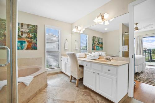 y baño con bañera, lavamanos y ducha. en Destin Beach House - Happy Harbor House by Panhandle Getaways, en Destin