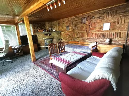 Самостоятелна къща за гости на 10 минути от плажа في مدينة فارنا: غرفة معيشة مع سرير ومدفأة