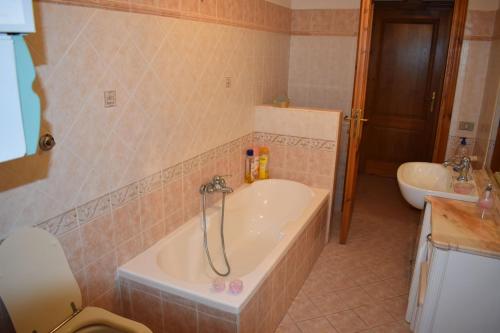 łazienka z wanną i umywalką w obiekcie Casa Vacanze da Paola w mieście Colli al Volturno