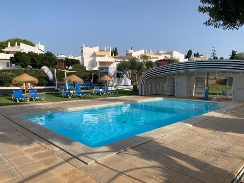Bazén v ubytování Vivenda Jardim Mar Algarve Porches nebo v jeho okolí