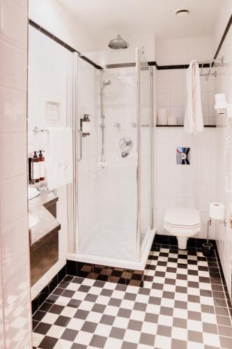 Bilik mandi di ARQ Paleis Hotel