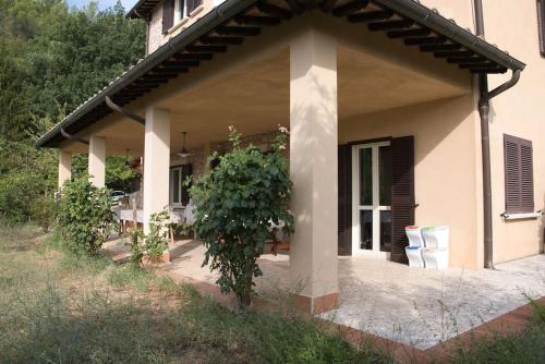 a house with a porch with a plant in front of it at Agriturismo Il Casaletto in Montefranco